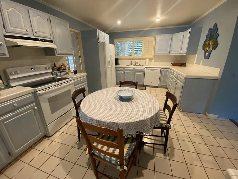 Lilac Dr — Photo 13