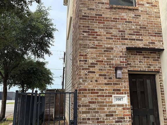 4th image of 1007 Roberts St