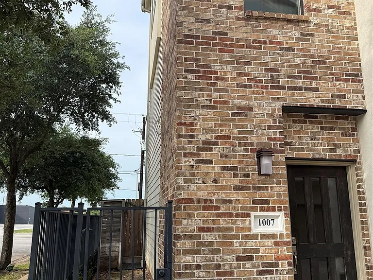 1007 Roberts St — Photo 4