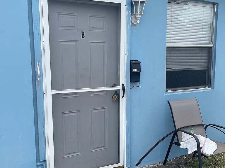 106 SE 11th Ave #B — Photo 2