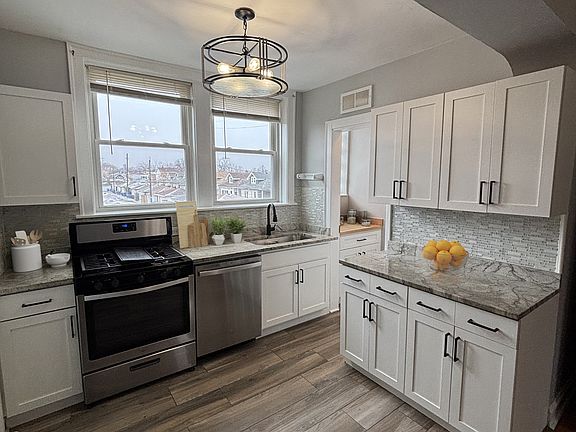 5th image of 2834 N Lockwood Ave #2D