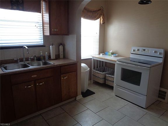 4th image of 14606 Mitchell Ave
