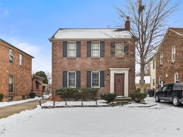 1985 Country Club Dr, Grosse Pointe Woods, MI 48236