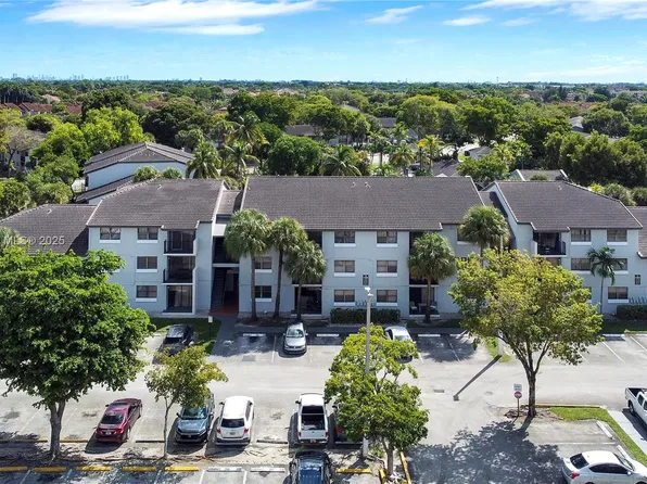 7090 NW 179th St APT 109, Hialeah, FL 33015