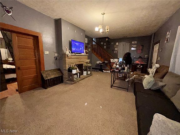 3rd image of 621 W 1st St