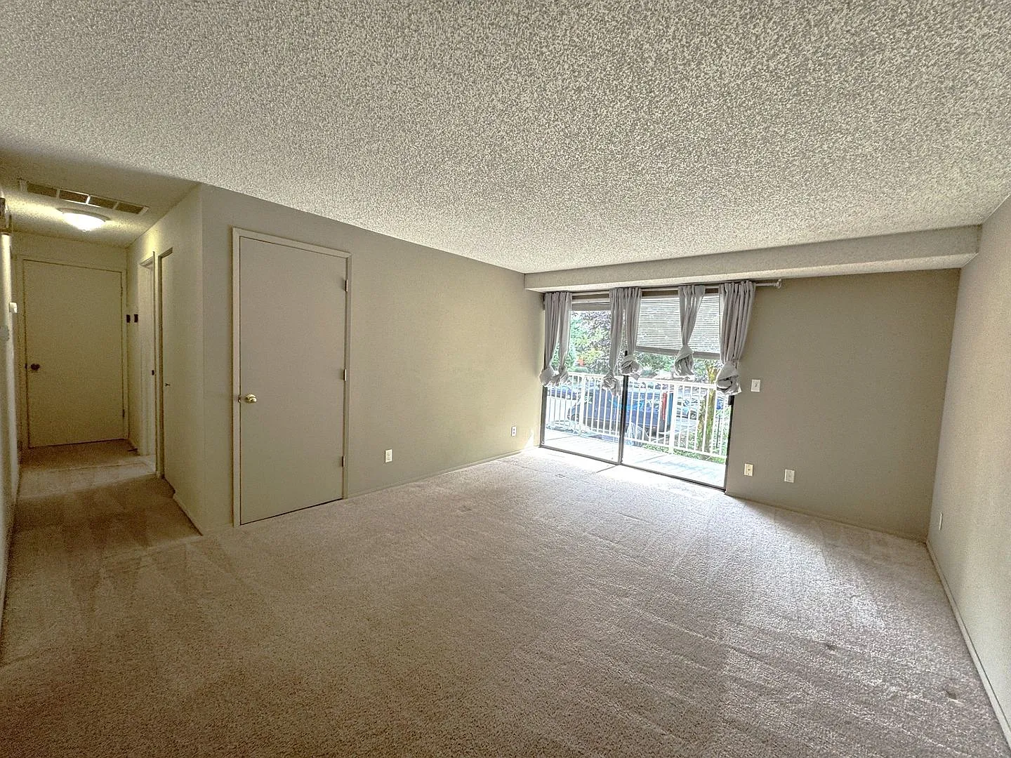 The village in Kirkland - 1 bed 1 bath 2nd floor unit with balcony — Photo 3