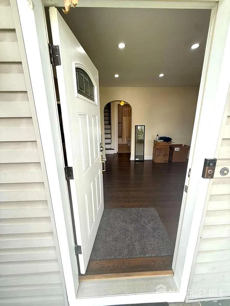 3 bed, 2.0 bath, 1688 sqft, $3,900 — Photo 3