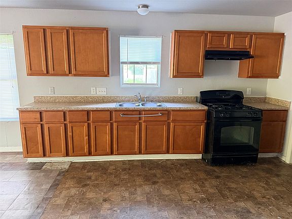 4th image of 424 Baker Cir