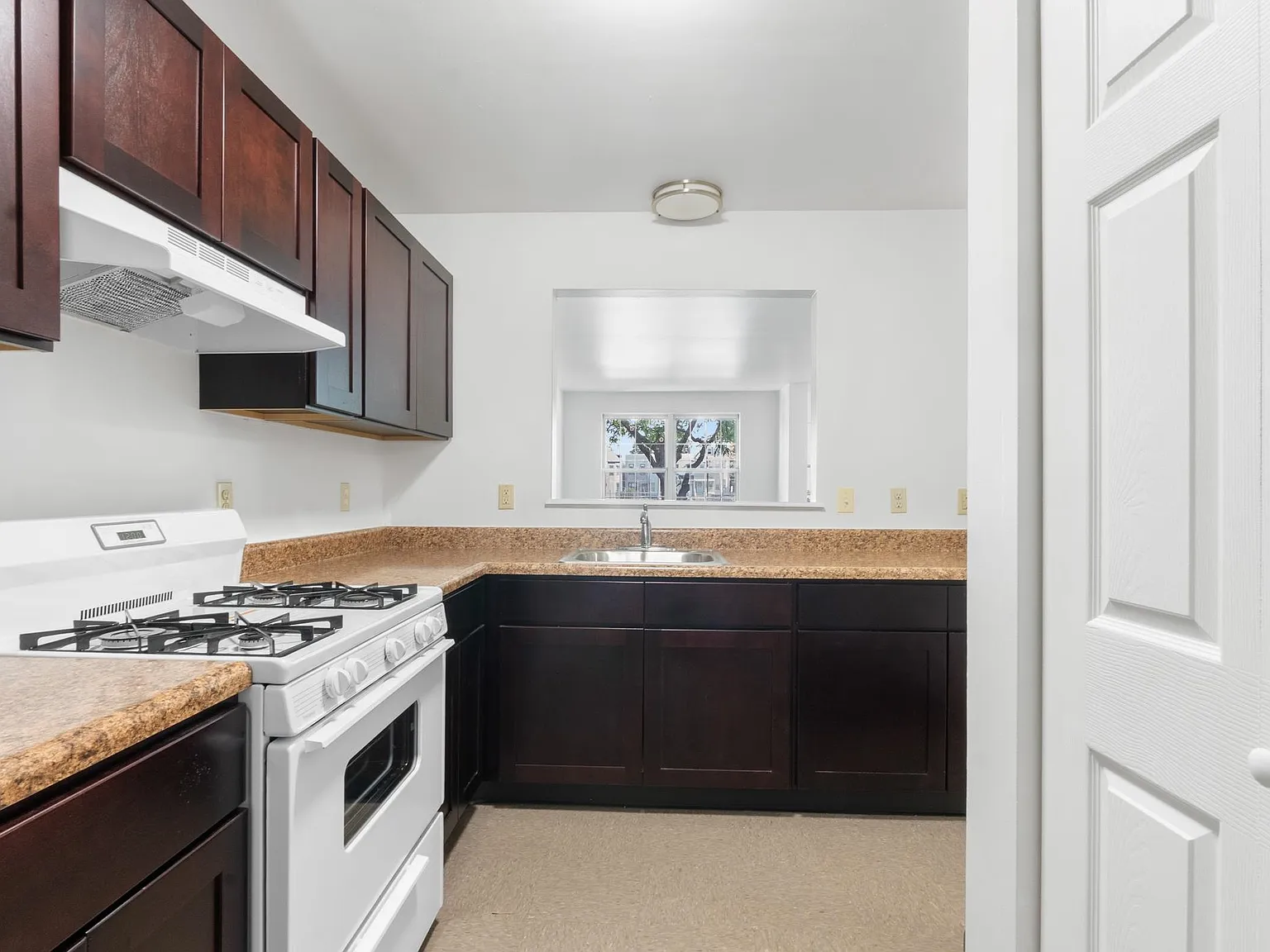 4 bed, 2.0 bath, $3,040 — Photo 2