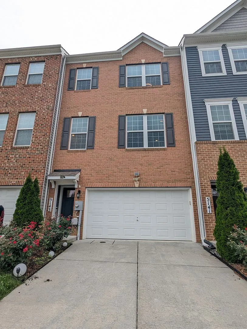 3 Level townhouse in the desired Westview South community available for move in! — Photo 1