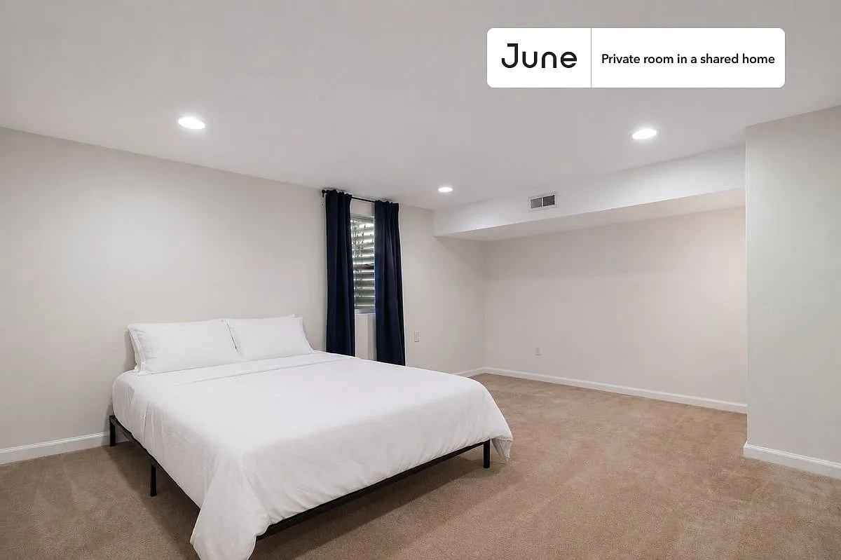 Queen bedroom in 5 bed/2 bath home in Logan Circle #416 BD — Photo 1