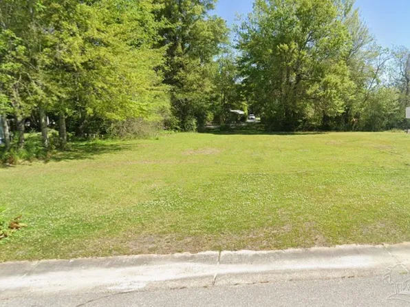 302 Front St, Century, FL 32535