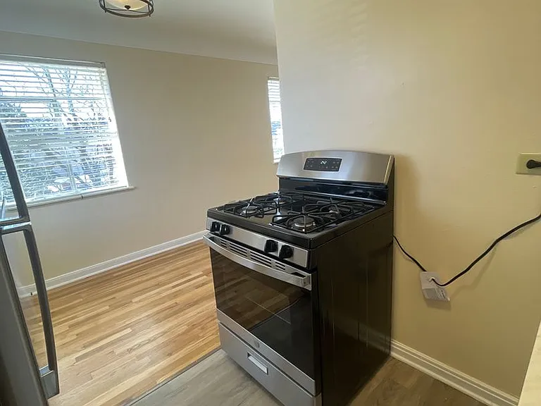 Goldsborough Apartments — Photo 22