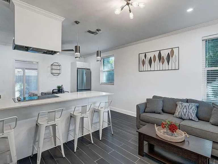 2608 W Swann Ave — Photo 1