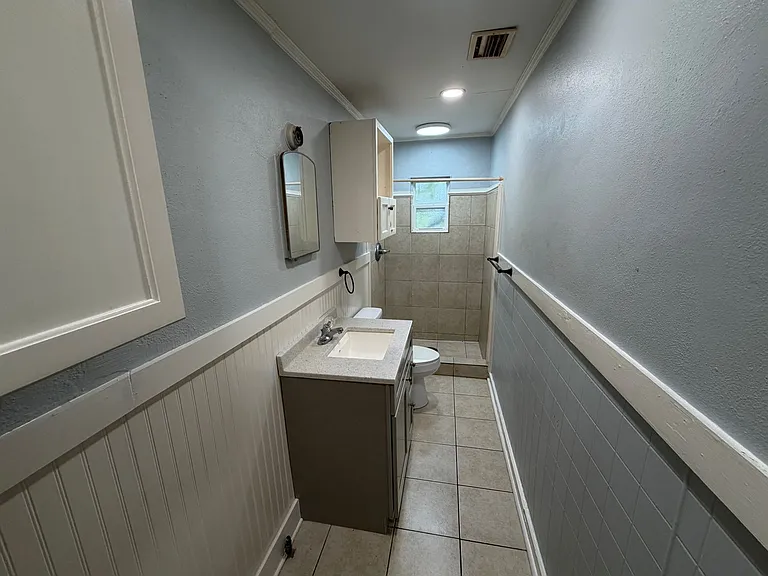 323 Washington Ave — Photo 2