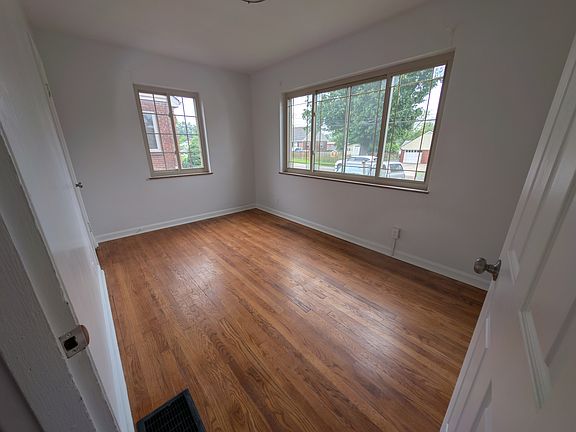5th image of 111 W Crest Dr