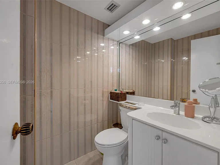 5001 Collins Ave #4E — Photo 10