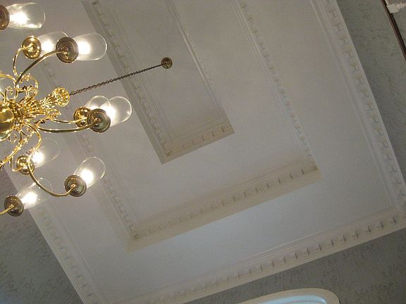 Triple-trey celing w/ dentil molding.