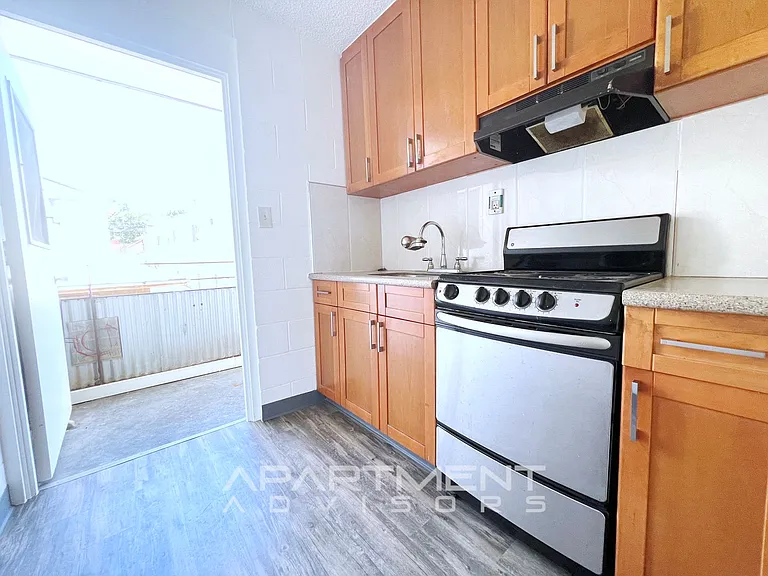 1218 N School St — Photo 5
