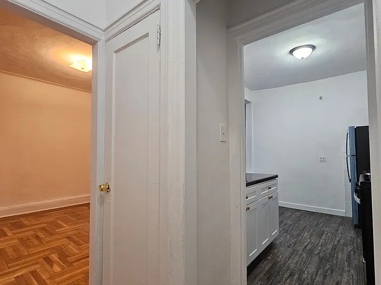 25-28 42nd St #4A — Photo 3