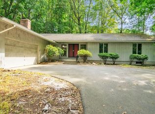 11 Brooks Rd, Longmeadow, MA 01106