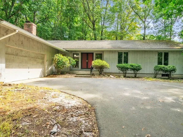 11 Brooks Rd, Longmeadow, MA 01106
