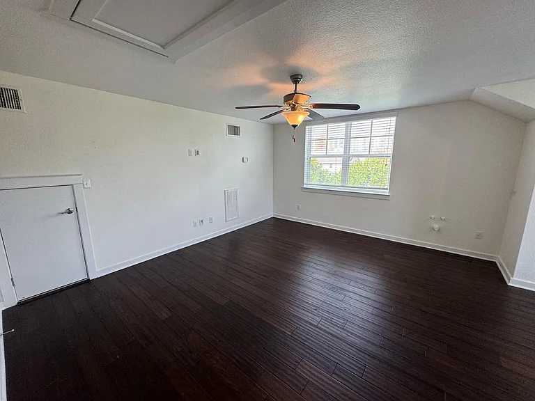 2033 Philomena St — Photo 17