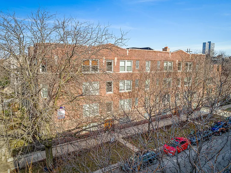 1210 W Waveland Ave — Photo 1