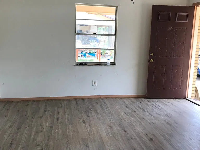 111 Sharon Ave — Photo 15