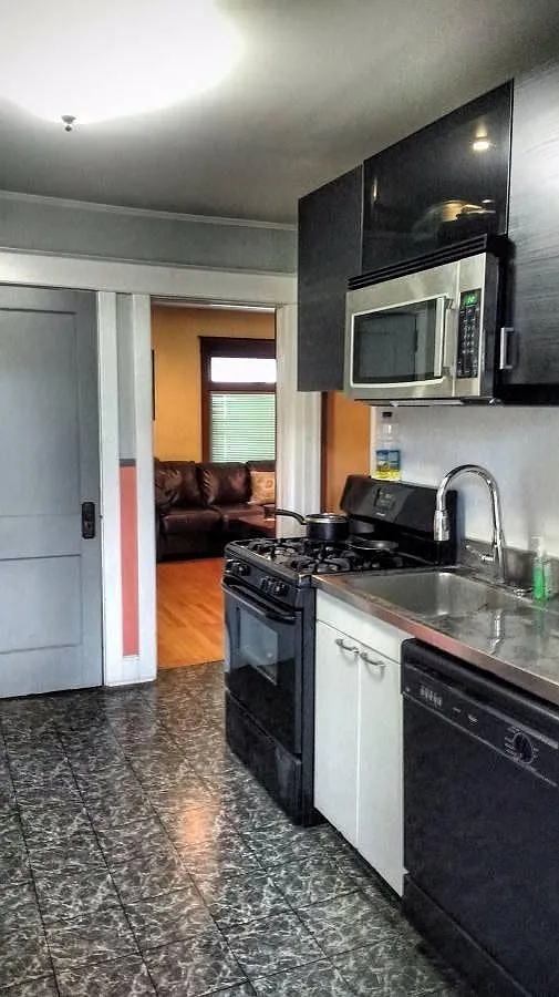 4 bed, 1290 sqft, $1,900 — Photo 4