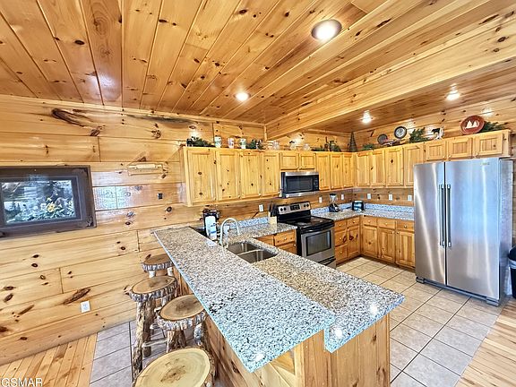 3rd image of 1079 Towering Oaks Dr