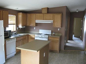 Great Kitchen w/ Storage!!