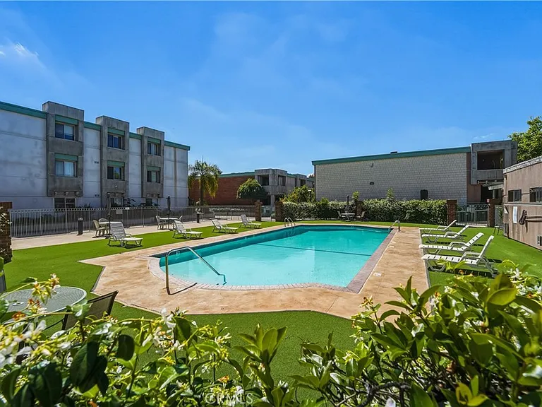 5301 Balboa Blvd #F7 — Photo 33
