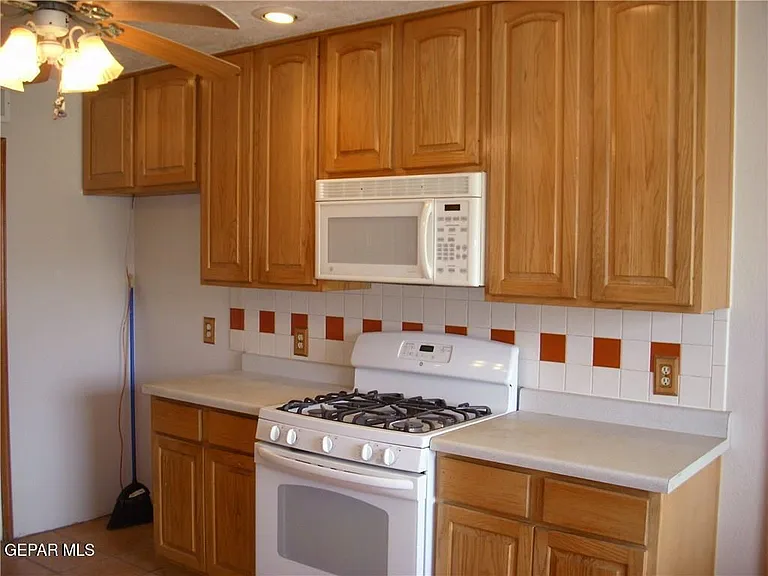 3610 Buxton Dr — Photo 3