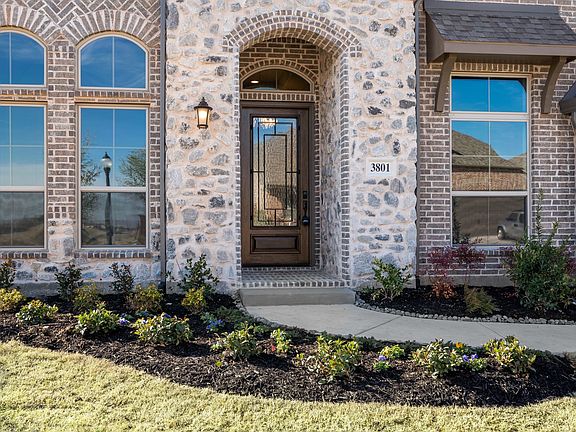 4th image of 3801 Redbud Dr