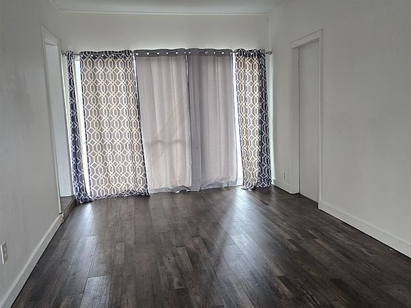 5th image of 309 W Oak St