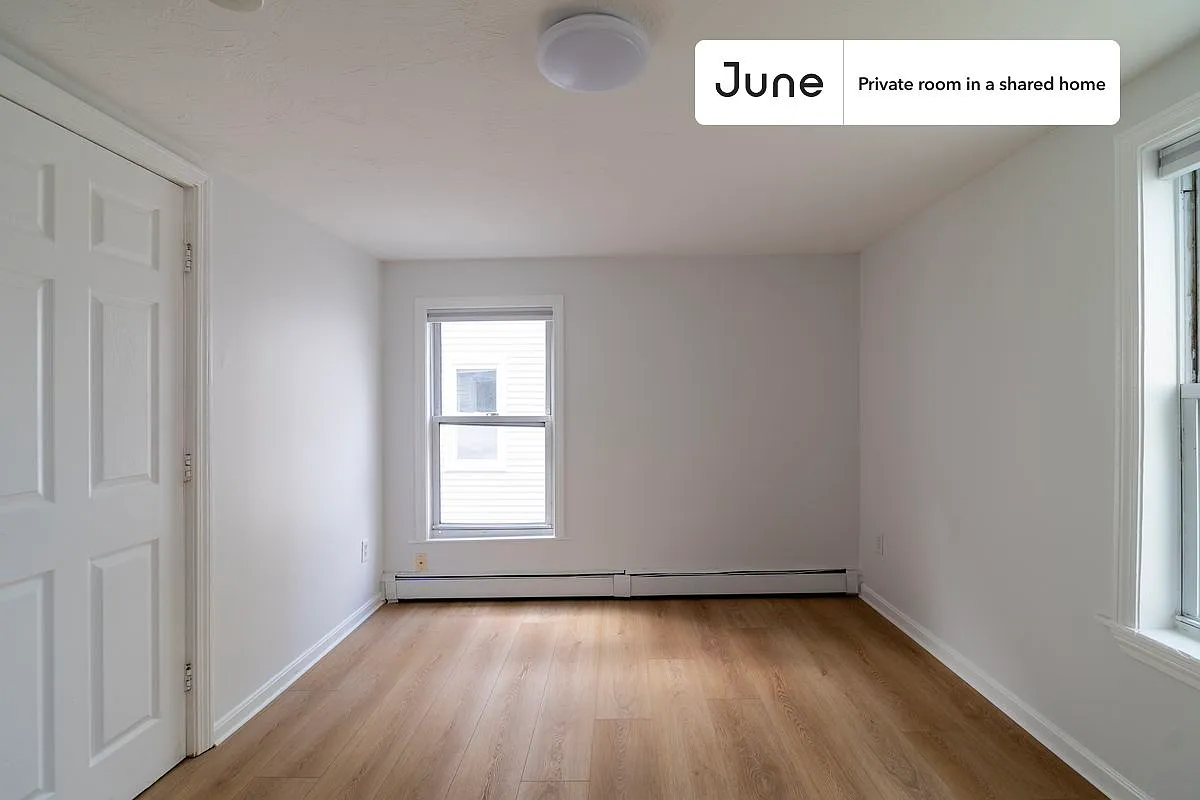 Queen bedroom in 4 bed/4 bath home in East Cambridge #1786 B — Photo 2