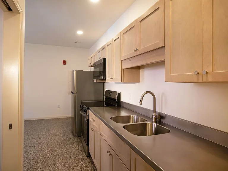 36 Middle St — Photo 4