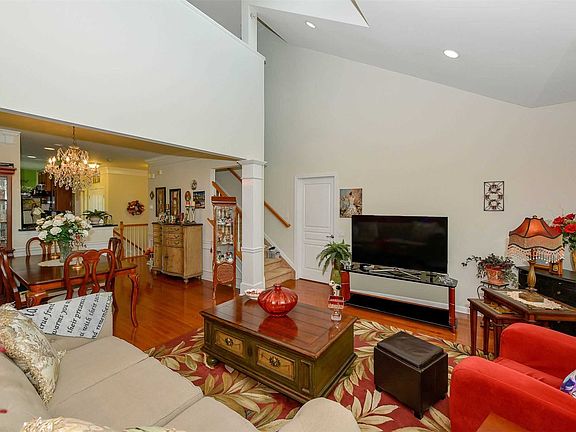 4th image of 174 Southampton Dr