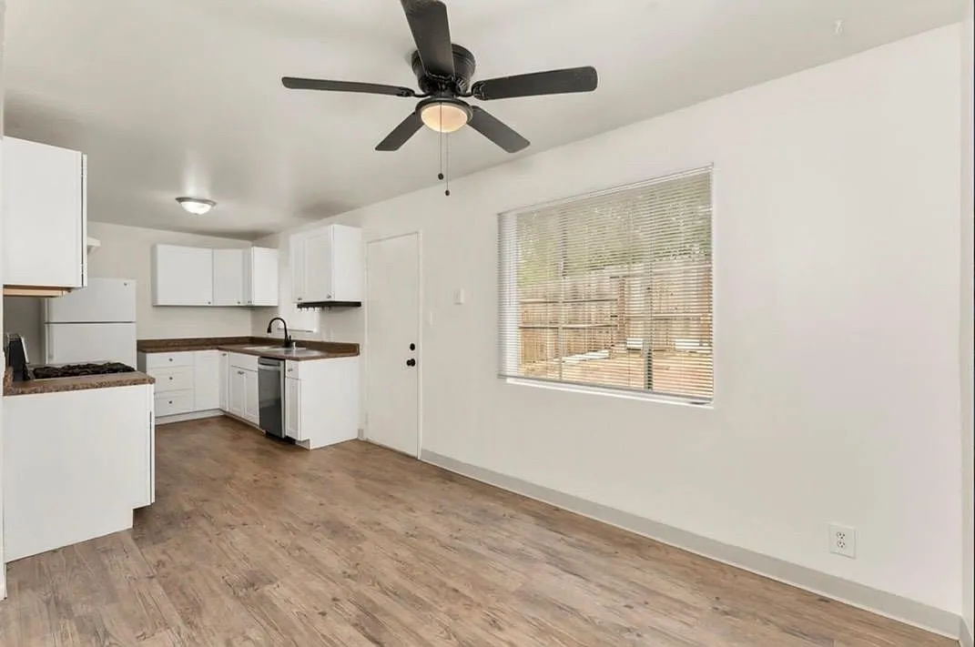 3 bed, 2.5 bath, 1895 sqft, $1,999 — Photo 4
