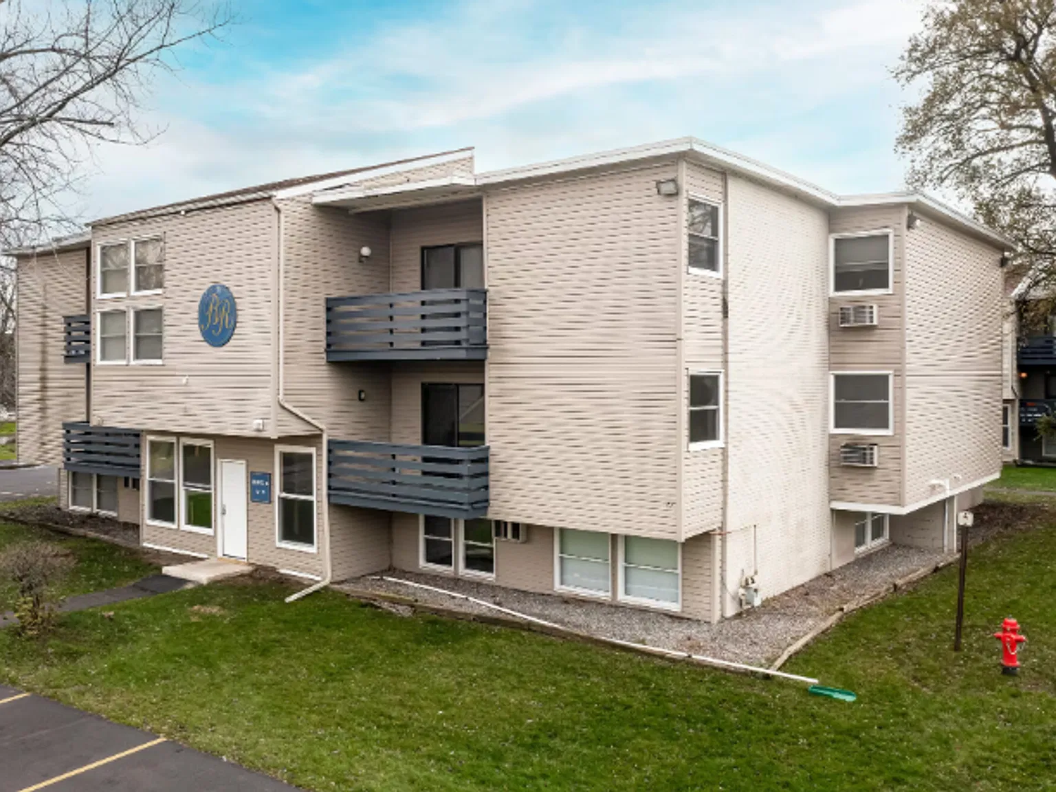 Breckenridge Apartments — Photo 3