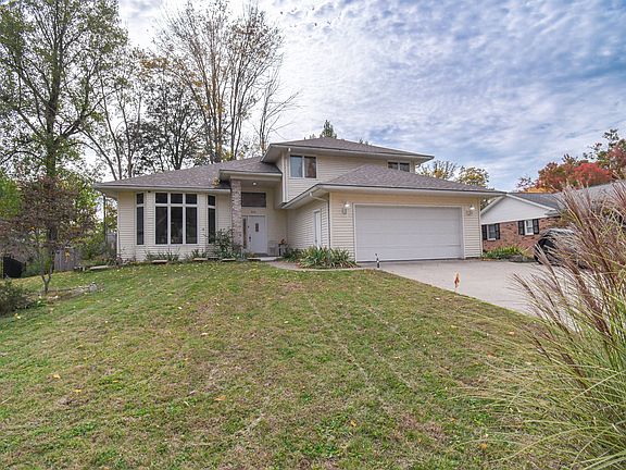 2nd image of 919 Holly Dr