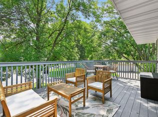 1042 Pontiac Ln, Chanhassen, MN 55317