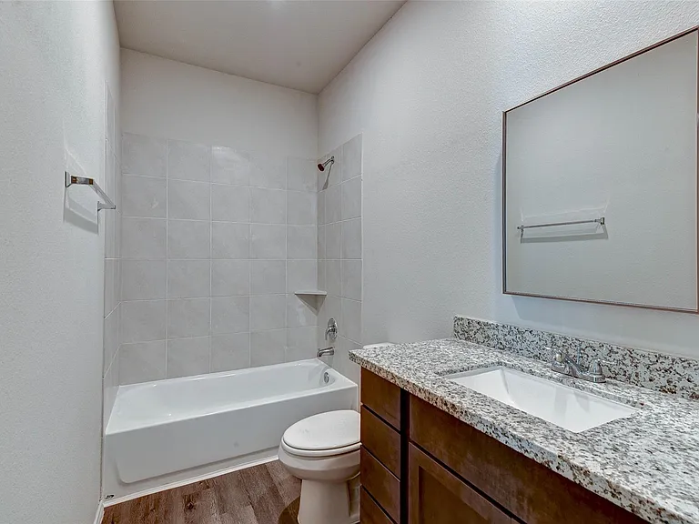 407 E Avenue G — Photo 15