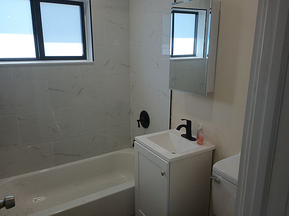 5th image of 2817 NE 12th Ter