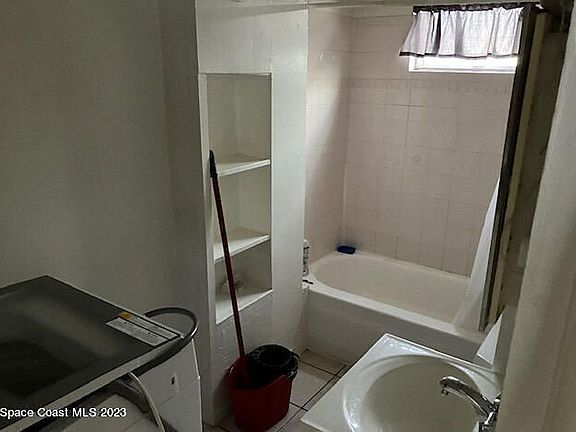 5th image of 1219 E Strawbridge Ave #7