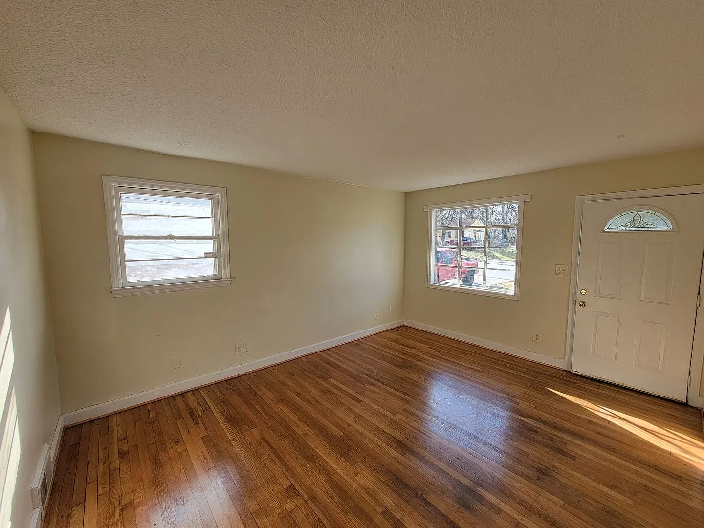 3 Bedroom 1 Bathroom House — Photo 3