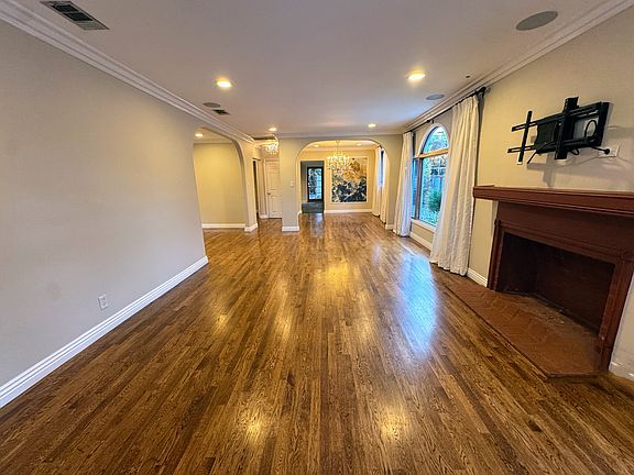 3rd image of 1134 N Poinsettia Pl