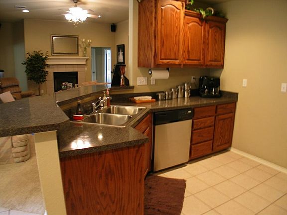5th image of 1003 E Lauren Ln