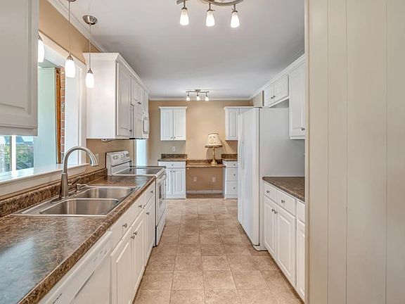 4th image of 299 Malden Ln